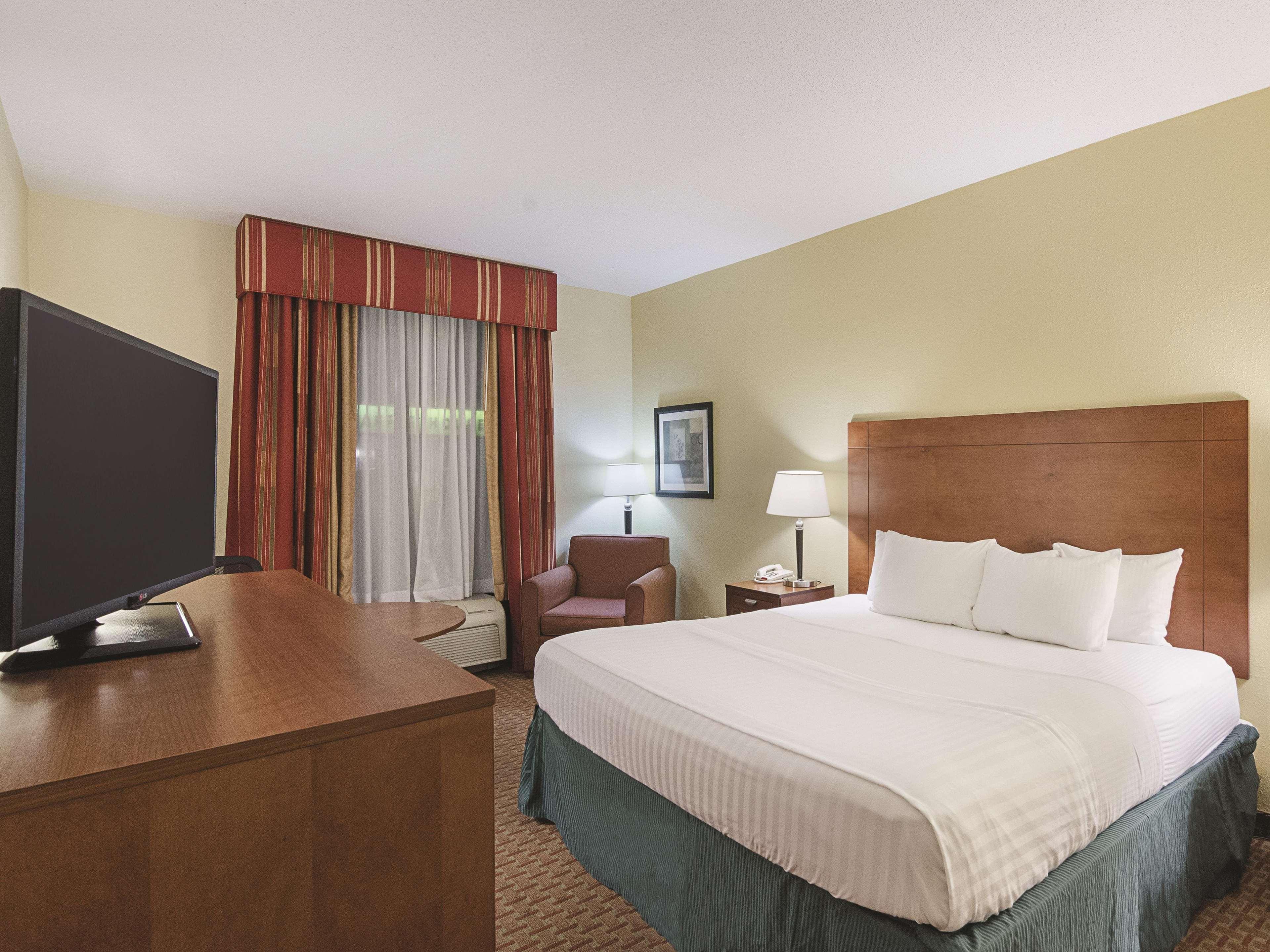 La Quinta Inn & Suites By Wyndham Dothan Exterior photo