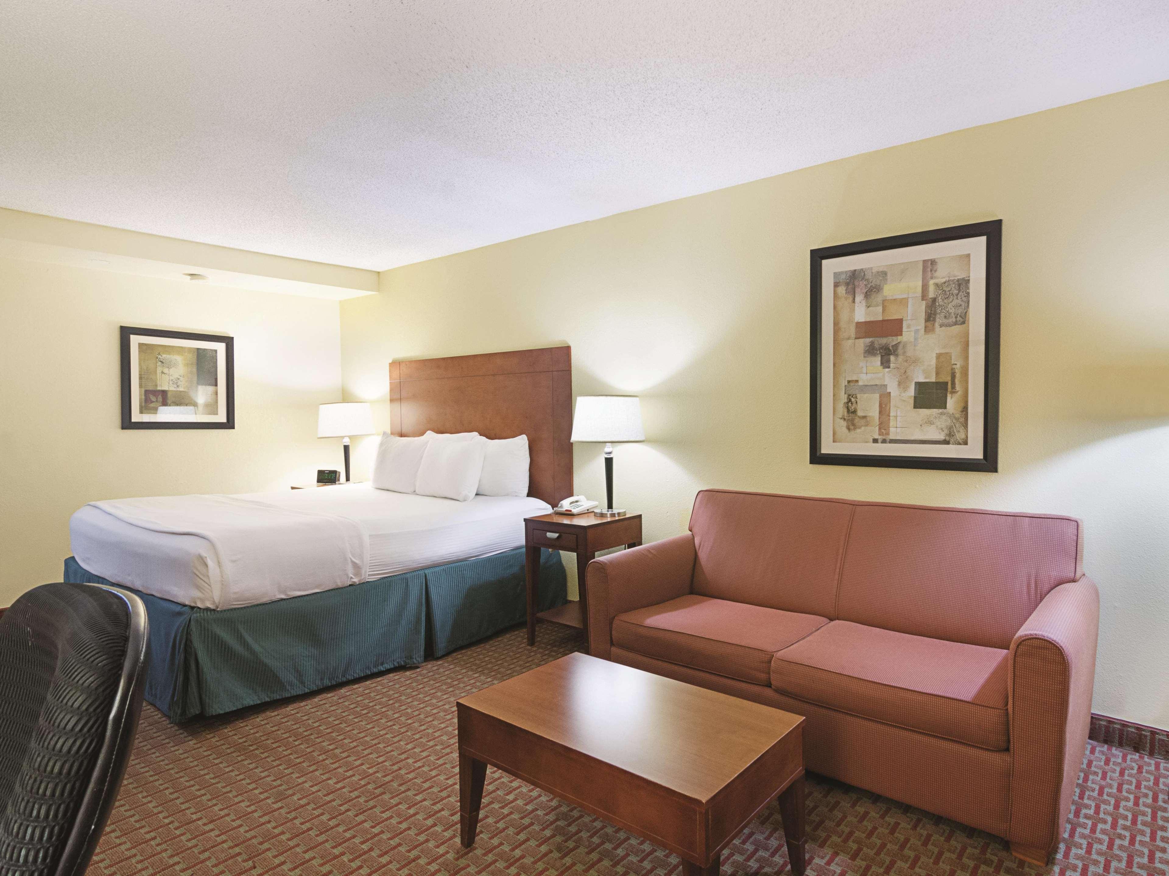 La Quinta Inn & Suites By Wyndham Dothan Exterior photo