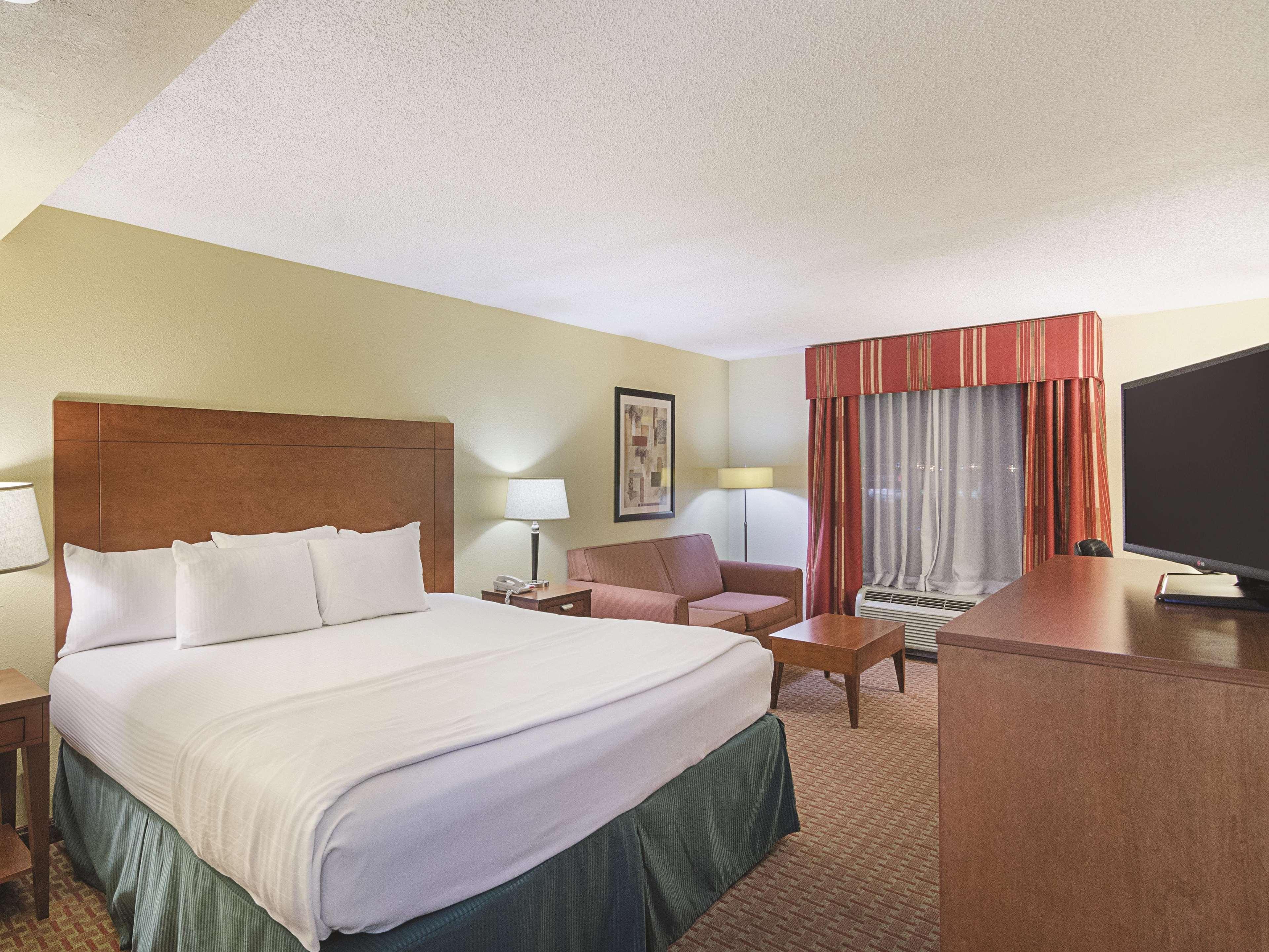 La Quinta Inn & Suites By Wyndham Dothan Exterior photo
