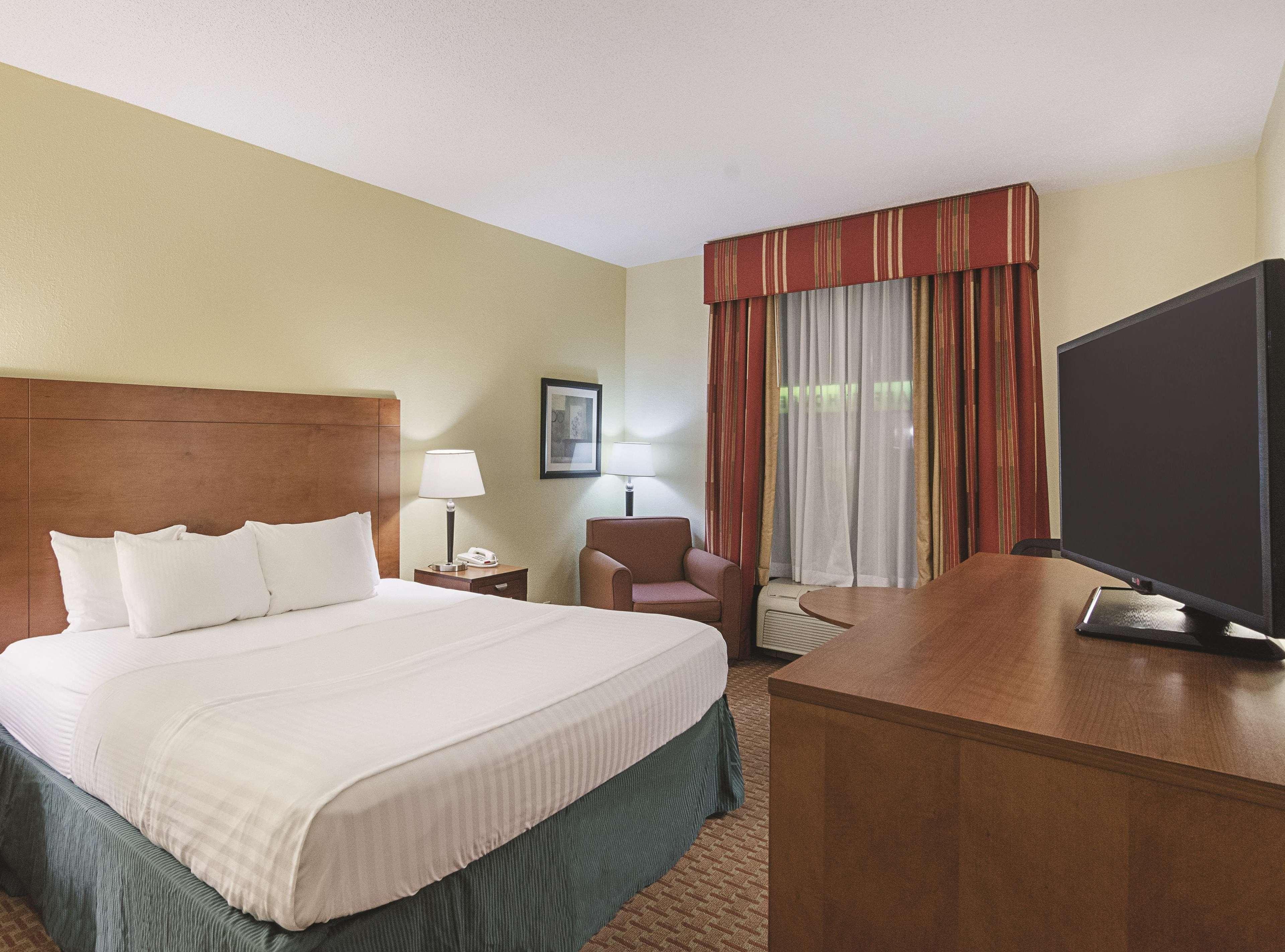 La Quinta Inn & Suites By Wyndham Dothan Exterior photo