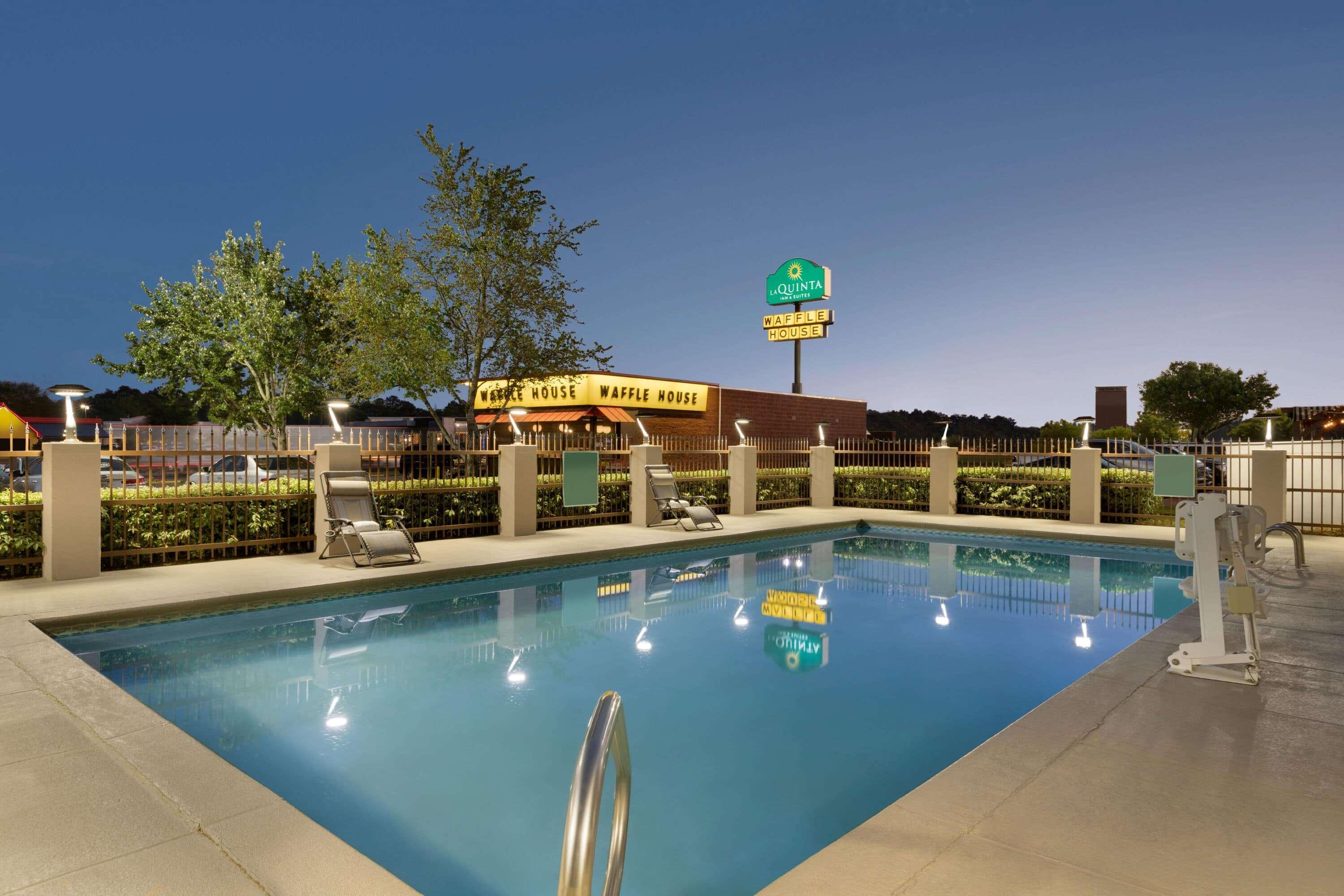 La Quinta Inn & Suites By Wyndham Dothan Exterior photo