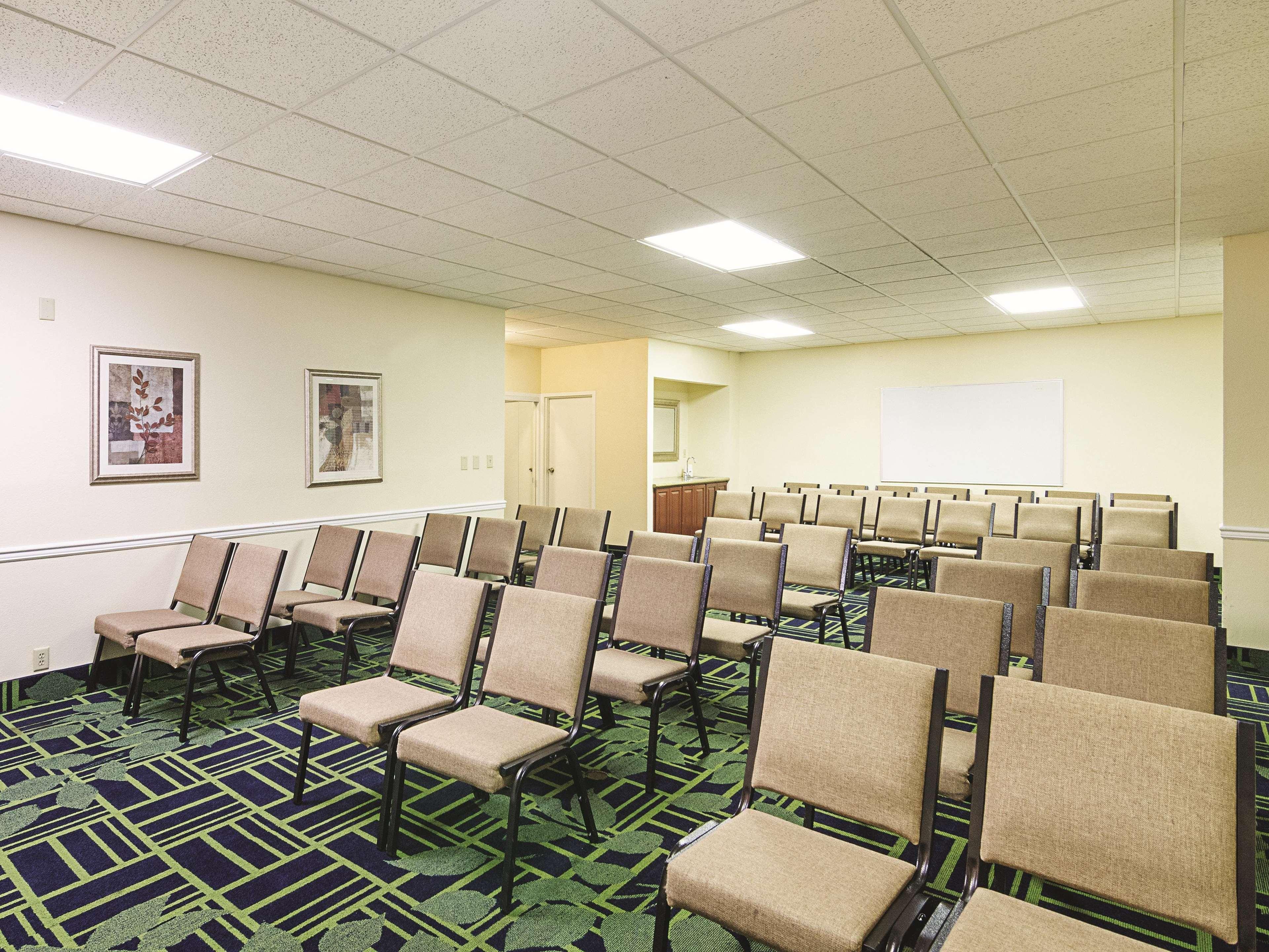La Quinta Inn & Suites By Wyndham Dothan Exterior photo