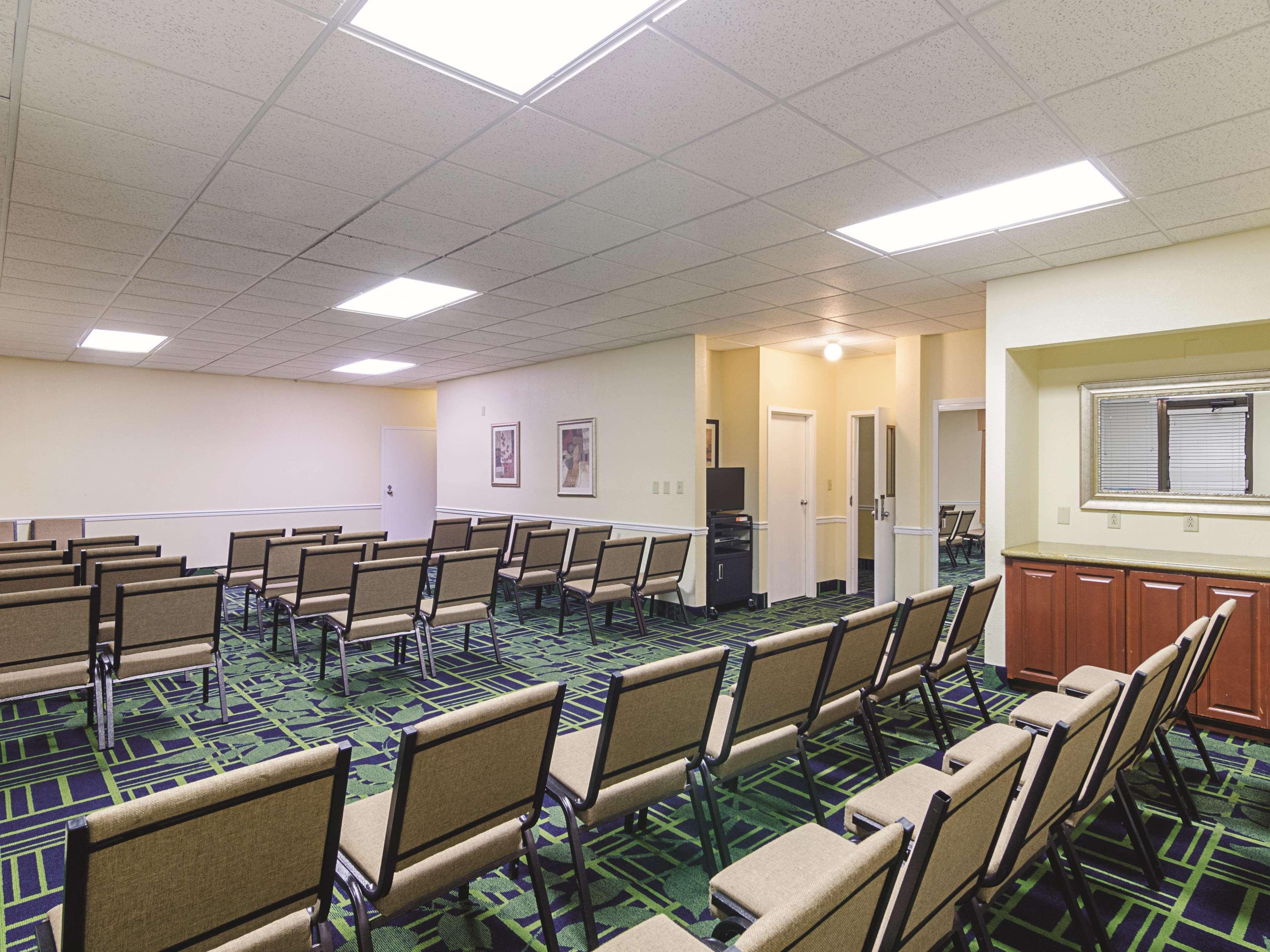 La Quinta Inn & Suites By Wyndham Dothan Exterior photo