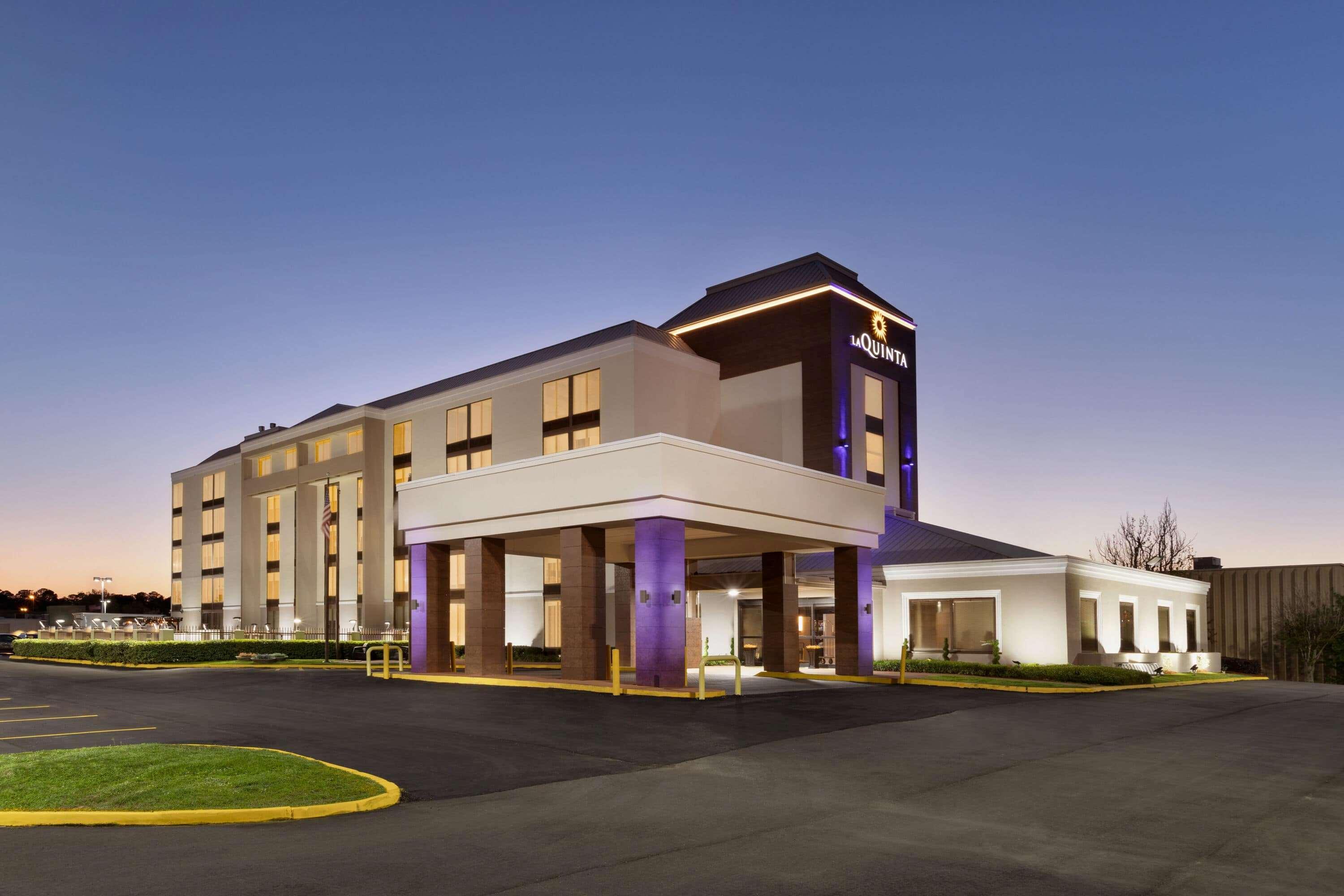 La Quinta Inn & Suites By Wyndham Dothan Exterior photo