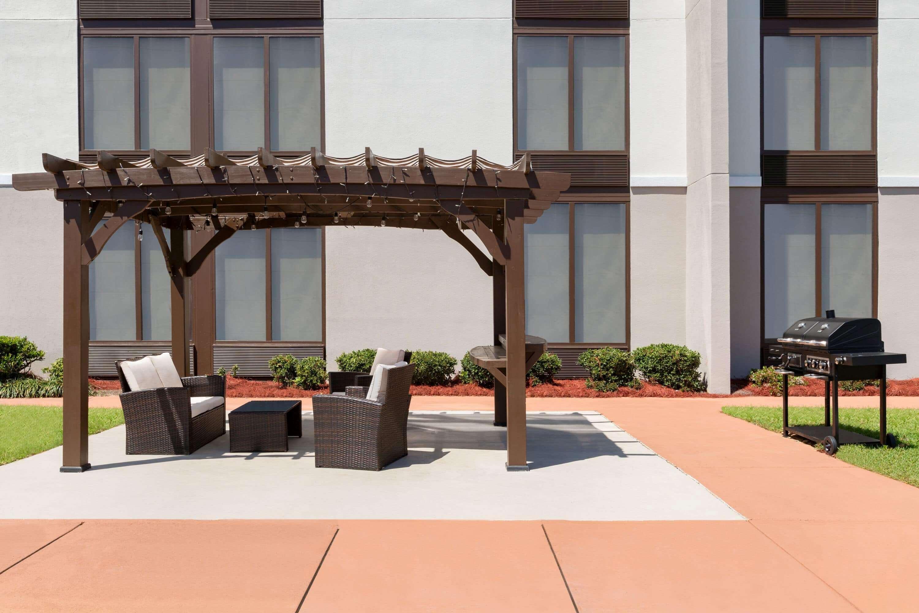 La Quinta Inn & Suites By Wyndham Dothan Exterior photo