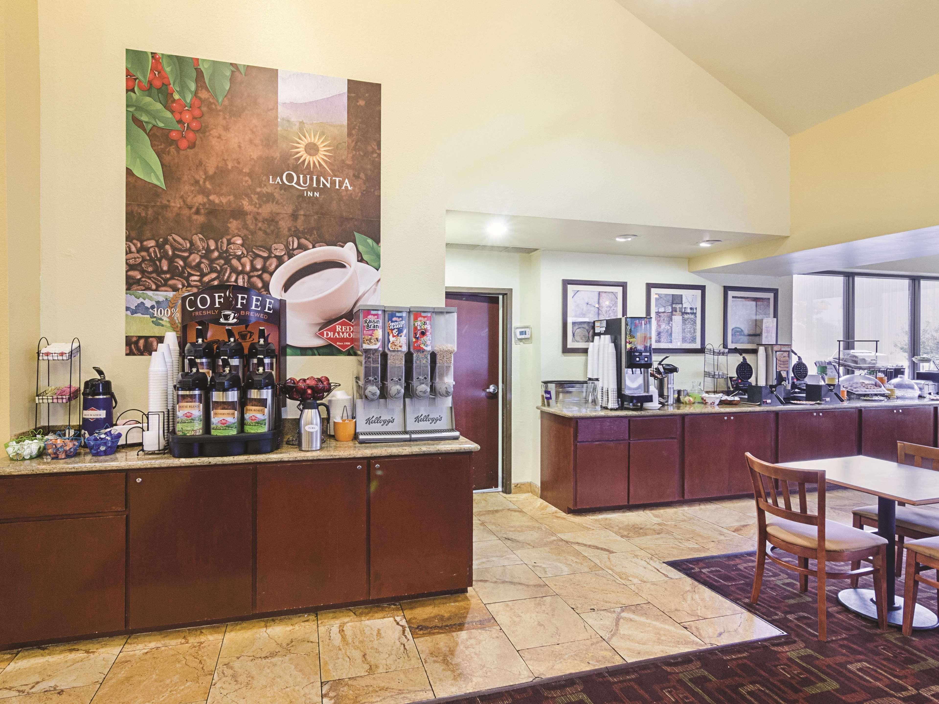 La Quinta Inn & Suites By Wyndham Dothan Exterior photo