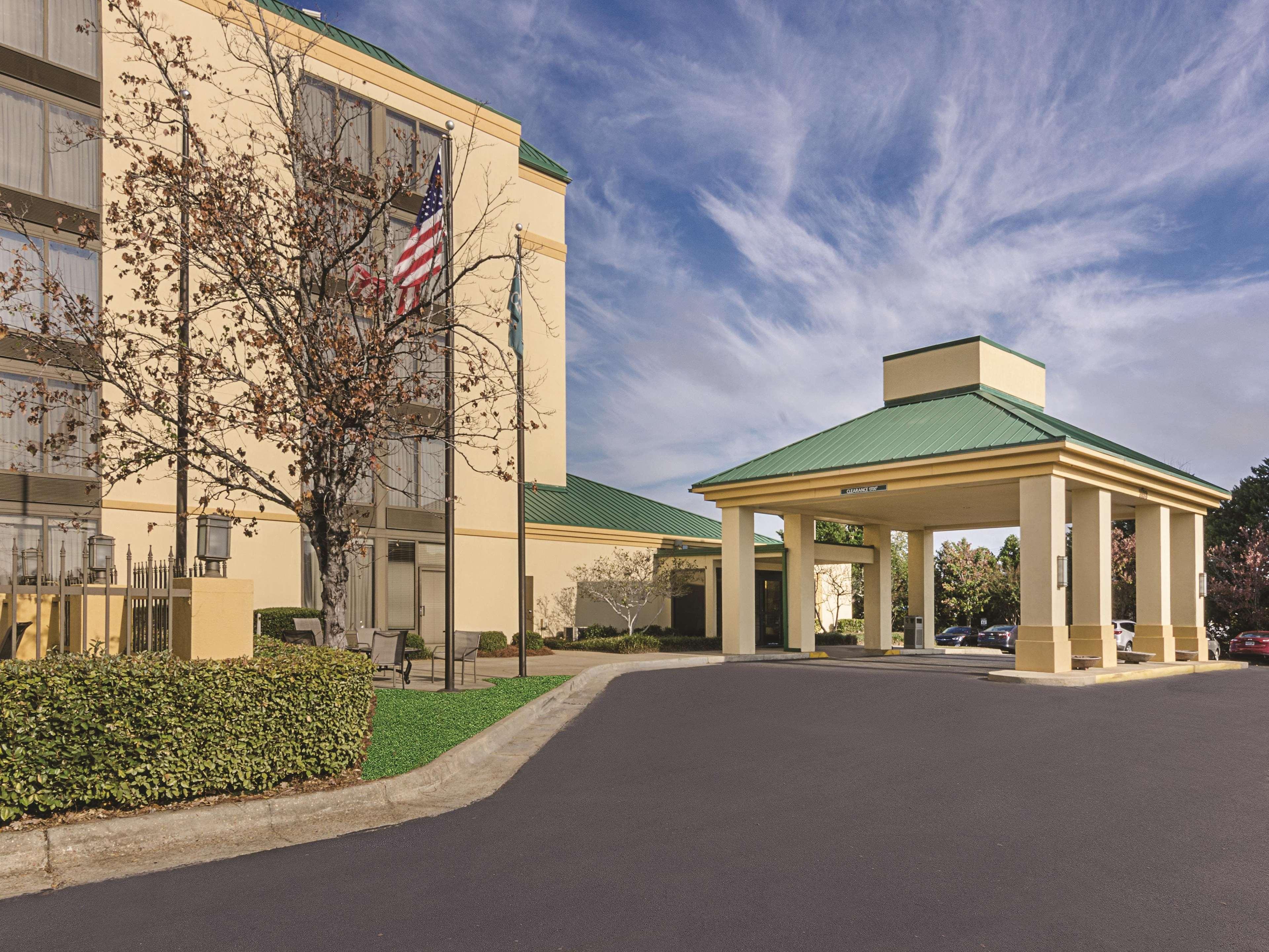 La Quinta Inn & Suites By Wyndham Dothan Exterior photo