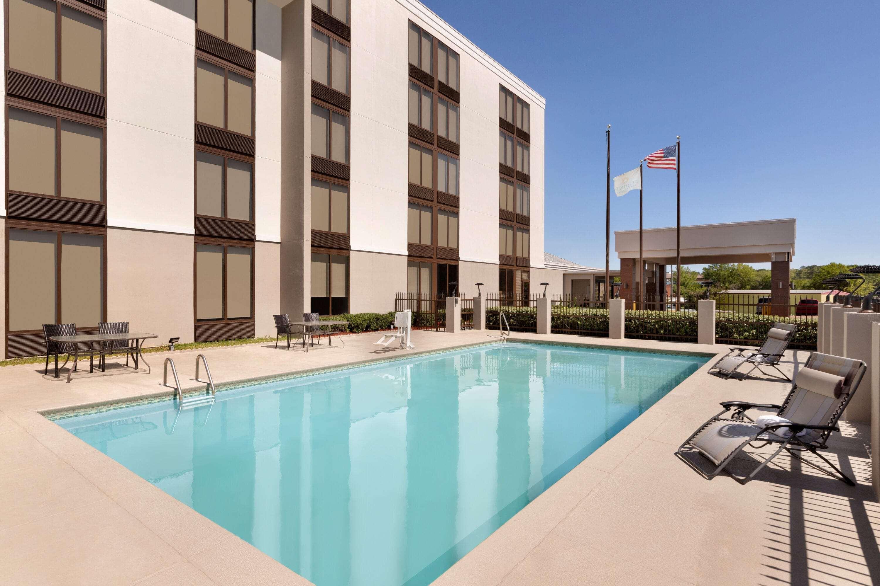 La Quinta Inn & Suites By Wyndham Dothan Exterior photo