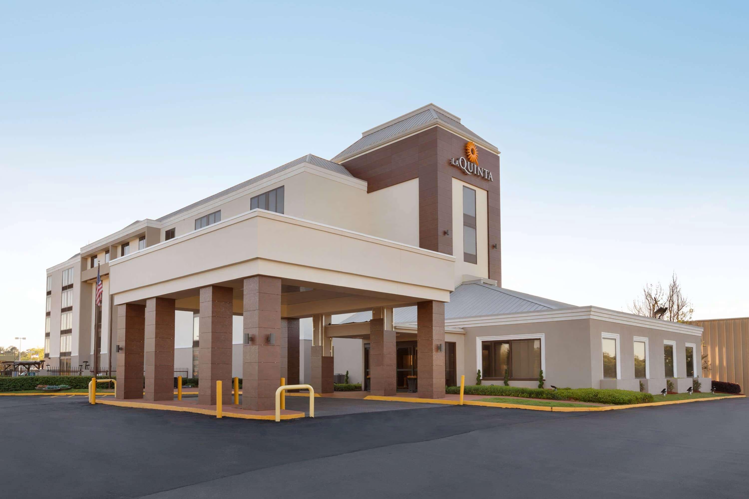 La Quinta Inn & Suites By Wyndham Dothan Exterior photo