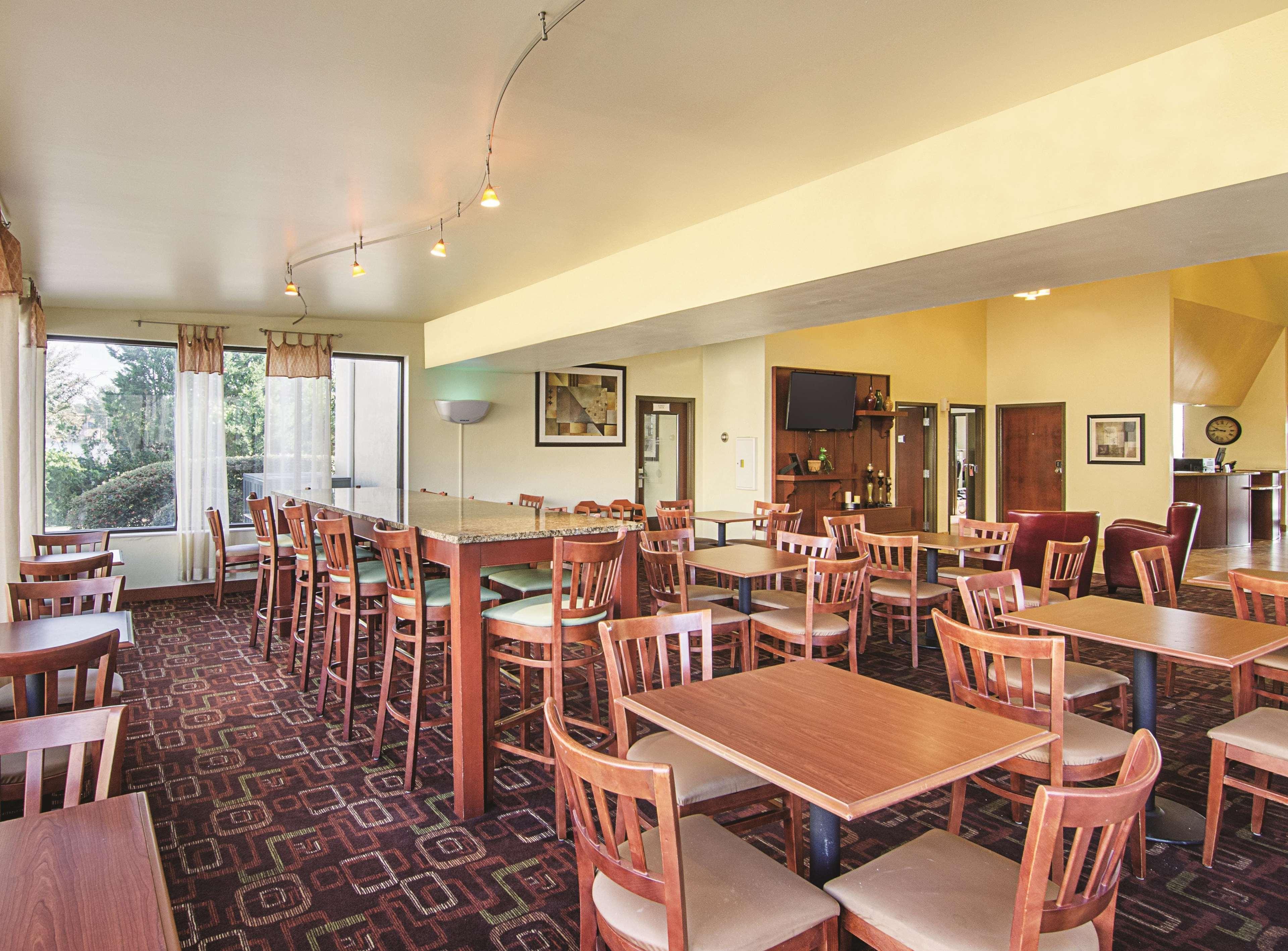 La Quinta Inn & Suites By Wyndham Dothan Exterior photo